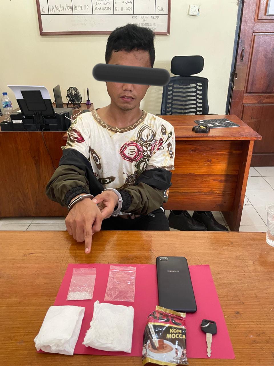 Terduga tersangka pengedar narkoba Z (29), saat sedang diinterogasi oleh Sat Resnarkoba Bombana. Foto: Ist