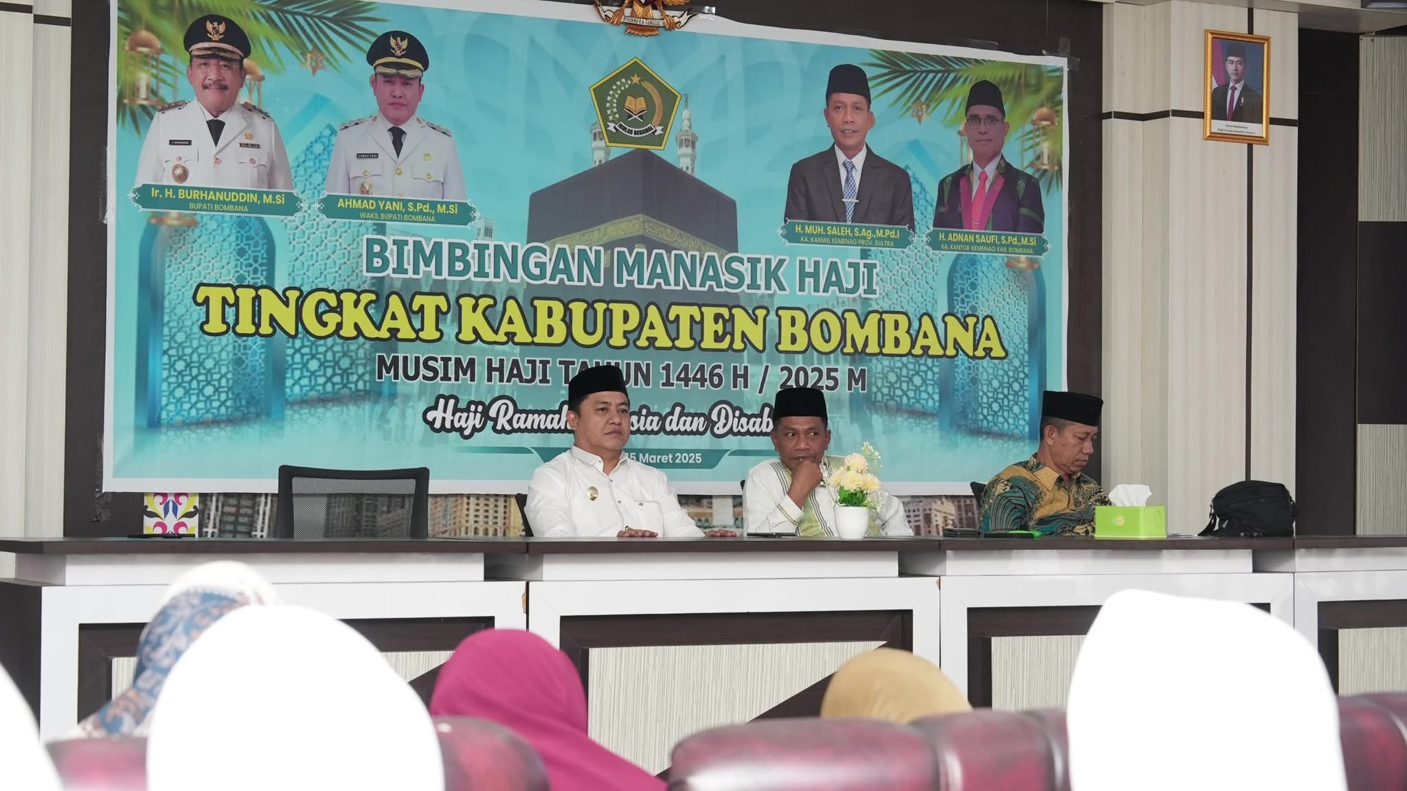 Wakil Bupati Bombana, Ahmad Yani, S.Pd., M.Si.,(Kiri) SAAT HADIRI KEGIATAN BIMBINGAN MANASIK HAJI TINGKAT KABUPATEN BOMBANA TAHUN 1446 H/2025 M