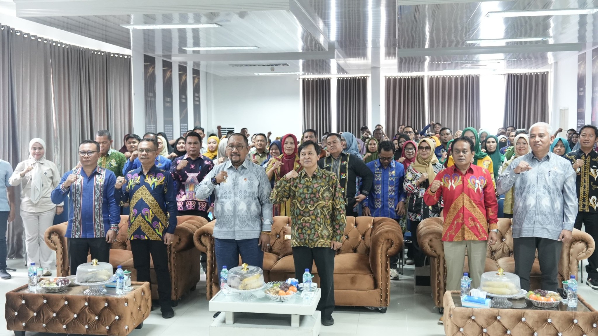 Gambar: Dokumentasi bersama Bupati bombana beserta opd yang mengikuti Bimtek Srikandi
