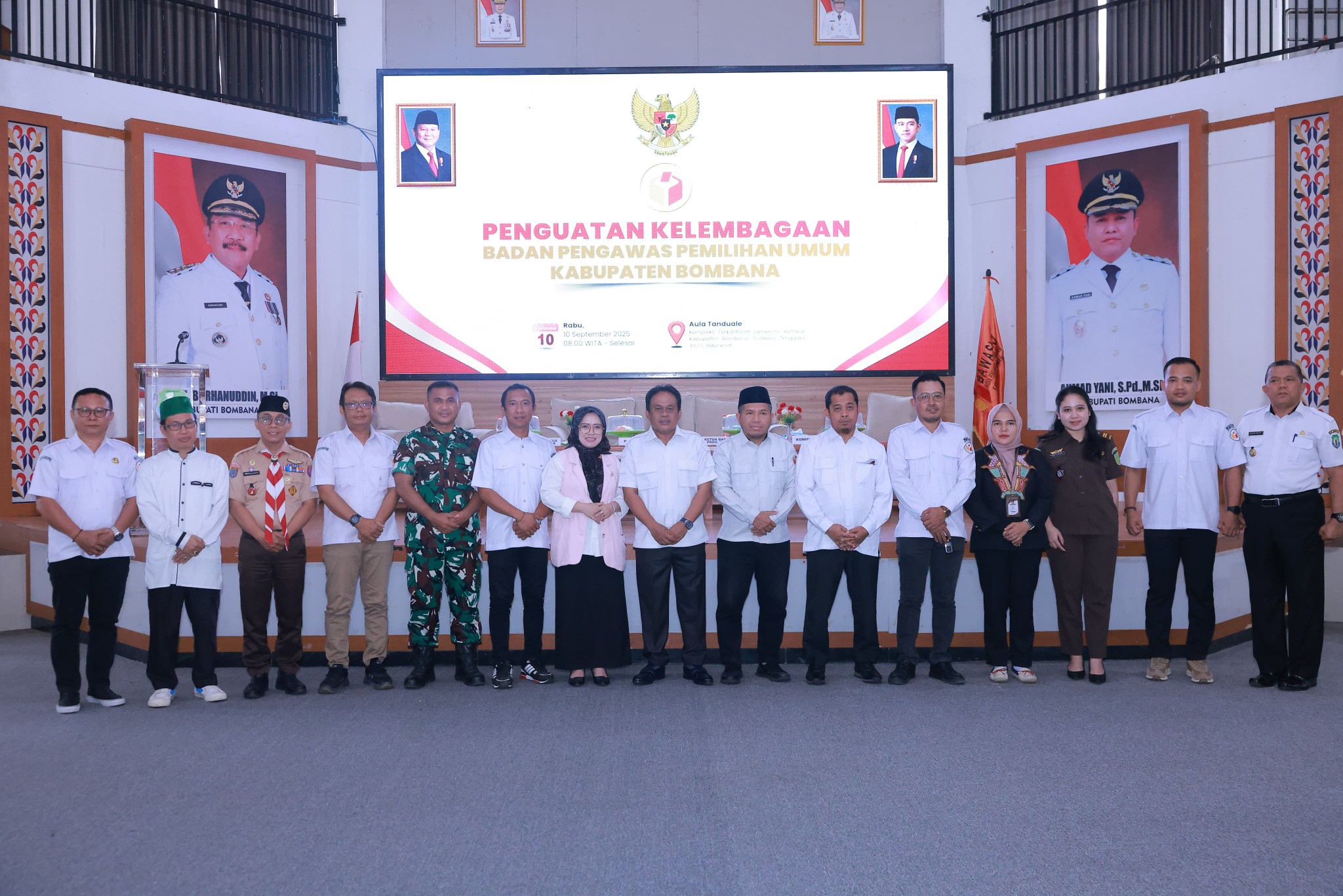 Gambar: foto bersama sekda dalam kegiatan penguatan bawaslu