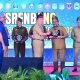 Gubernur Sulawesi Tenggara, Mayjen TNI (Purn) Andi Sumangerukka, S.E., M.M menyerahkan penghargaan kepada Bupati Bombana, Ir. H. Burhanuddin, M.Si
